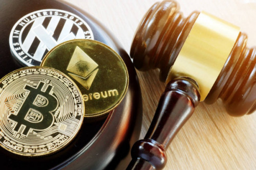 Gavel et crypto-monnaie. Concept de réglementation gouvernementale . —  Impôts, justice - Stock Photo | #198330838